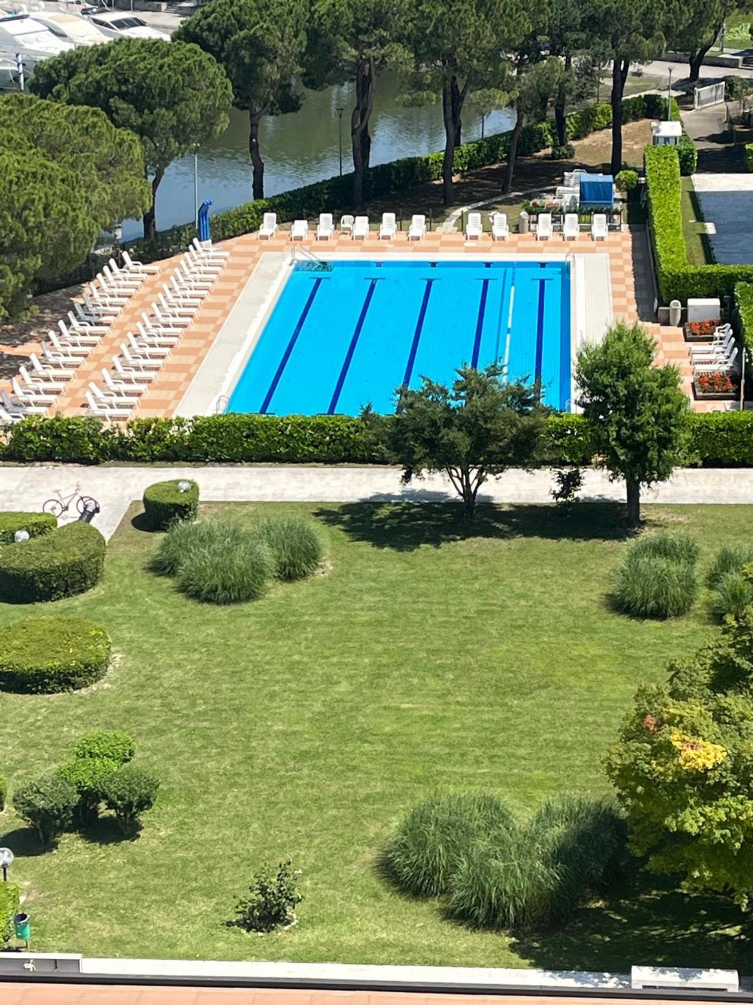Signora Ruth - Aprilia Residence Aprilia Marittima Exterior photo
